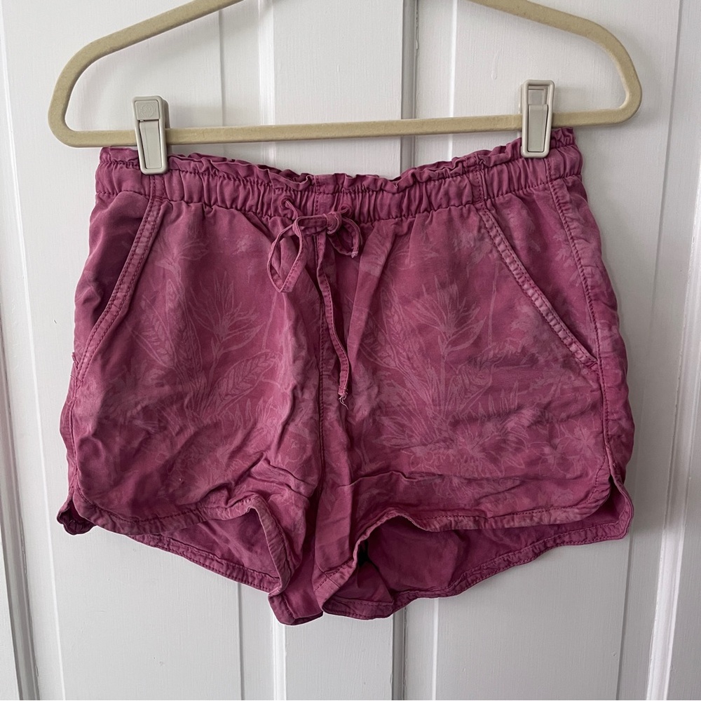 American Eagle Pink Shorts with Beachy Design
